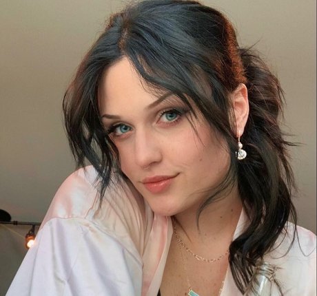 poutyfox pornstar hot image