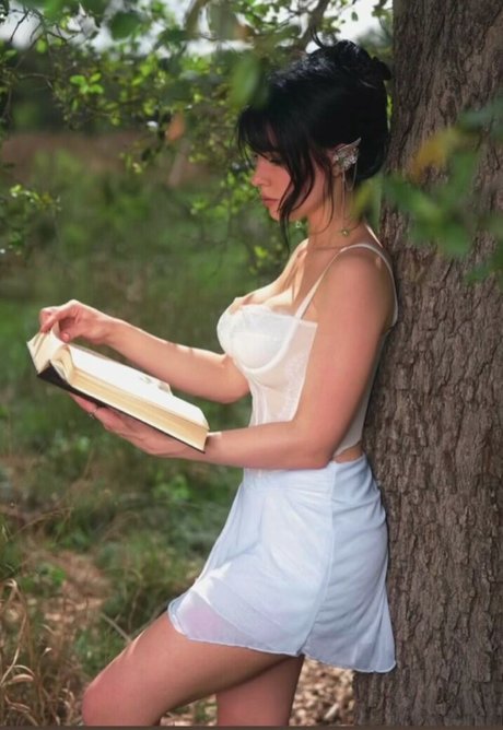 Savy Summer hot model pictures