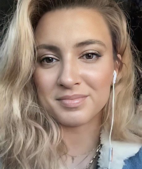 Tori Kelly beautiful pornstar picture