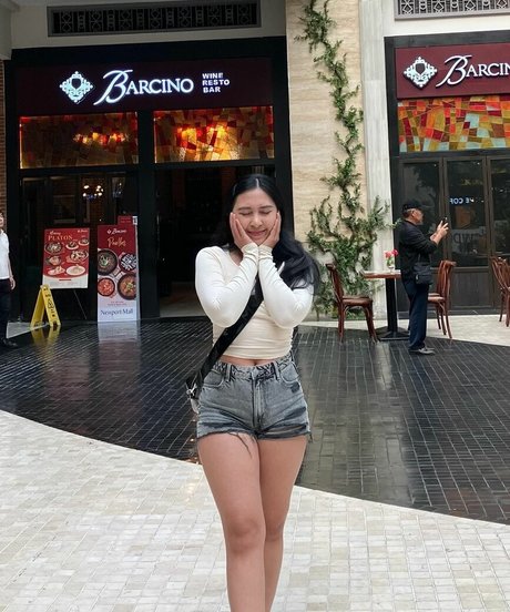 nininplays naked actress image