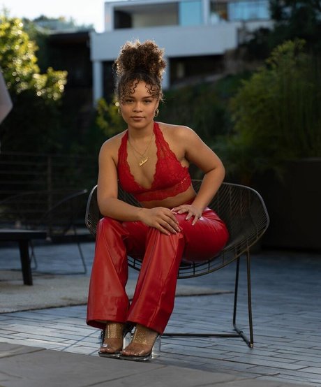 Tahani Anderson model erotic picture