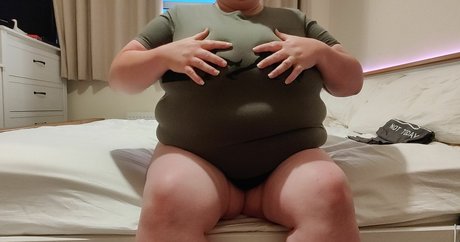 Expandabelly pornographic model pic