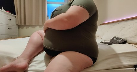 Expandabelly star nudes image