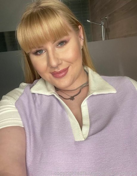 CaylaSnow model naked photo