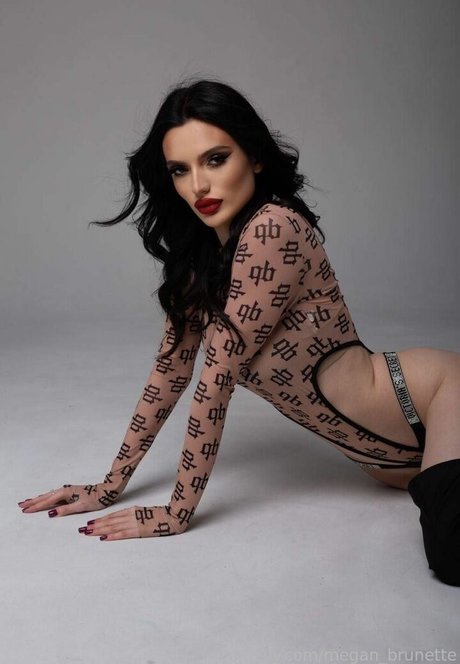 megan brunette hot model pic