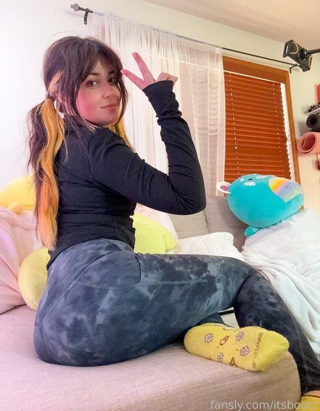 Itsbootz art model pic