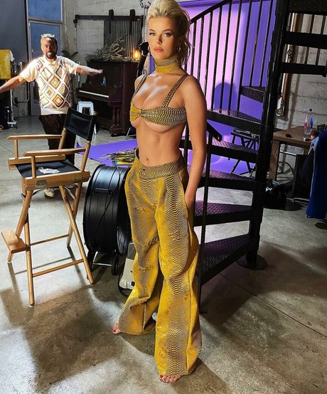 Mckenzie Hewson naked star image