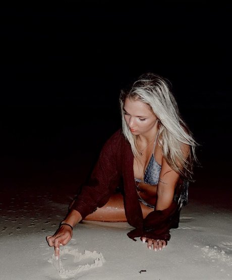 Julia Hart star hd photos