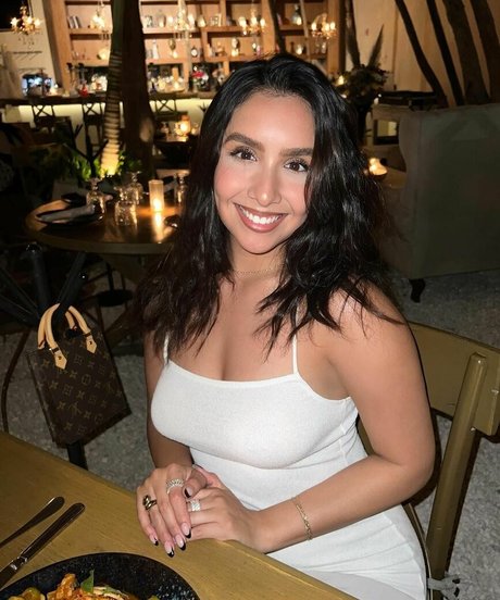 Deyaris Arai star naked pictures