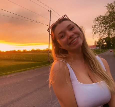 Sara Brooks high quality actress img