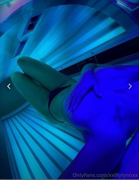 Sara Brooks hot actress photo