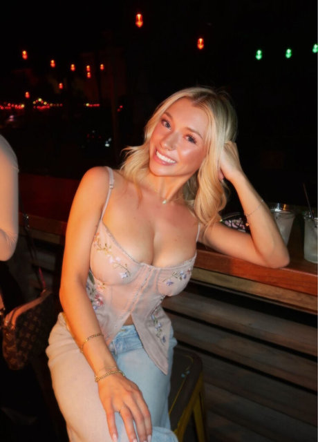 Sara Brooks porn star galleries