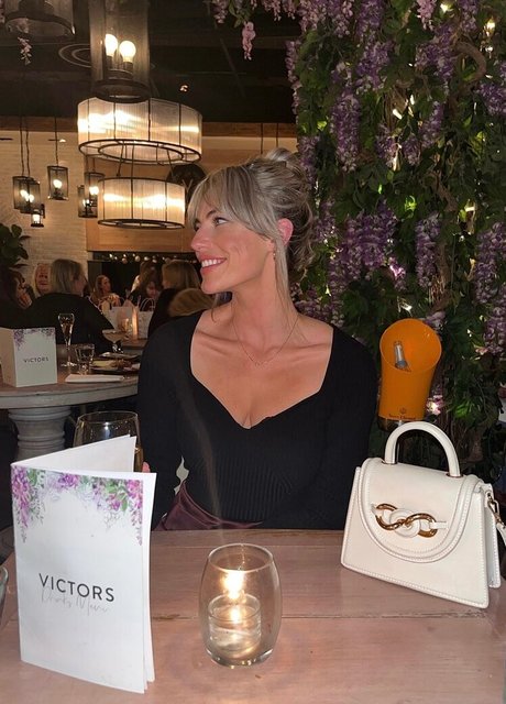 Lauren R model adult picture