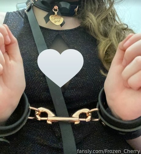 Frozen Cherry model erotic images