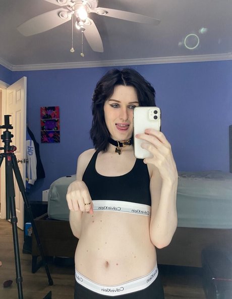 AnnieDro star naked img