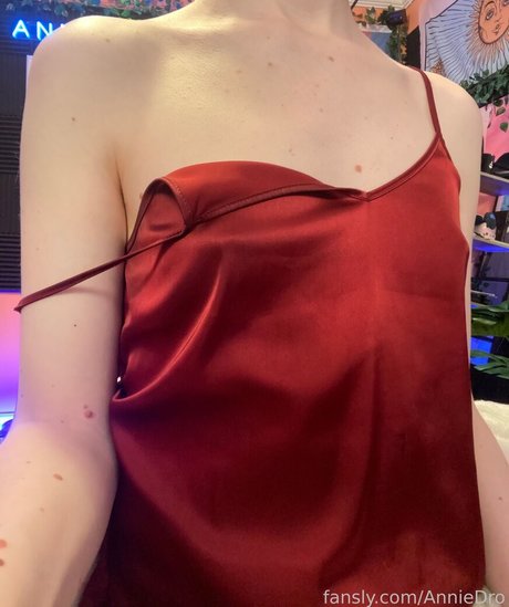 AnnieDro star naked pic