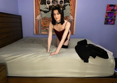 AnnieDro free actress pics