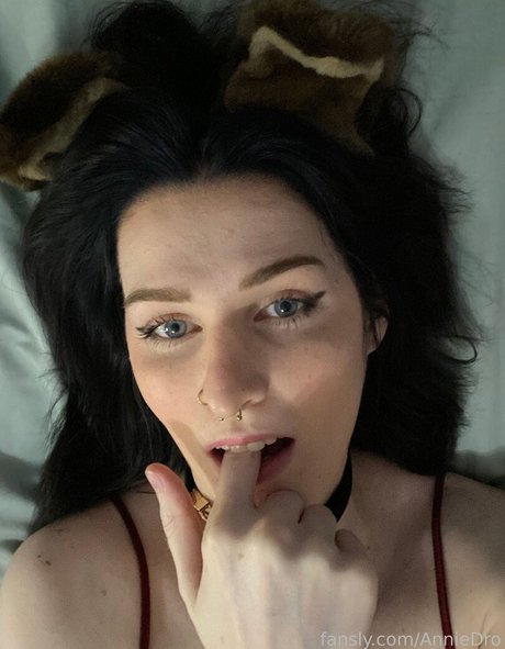 AnnieDro model erotic image