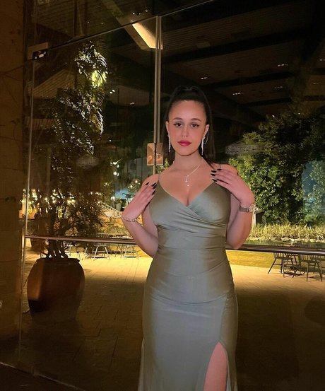 May Cohen star pretty pics