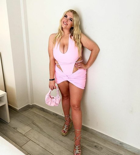 Demi 34JJ sex model photo