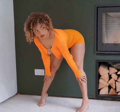 KiaraPeachy nice pornstar pictures