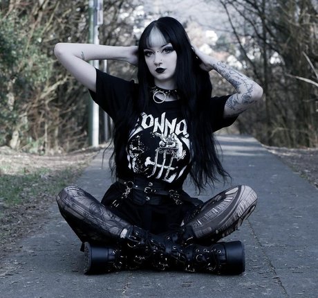 CreepyCassy porn model pic