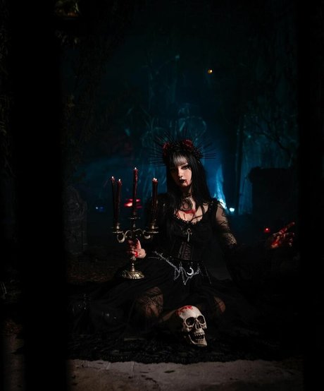 CreepyCassy star sexy photos