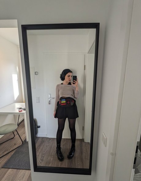 zoeunholy art model archive