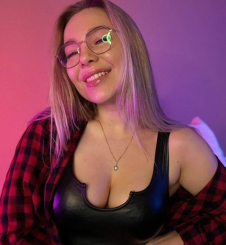 Charevna hd model pic