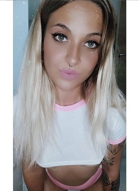 tiny onlyfans pornographic image