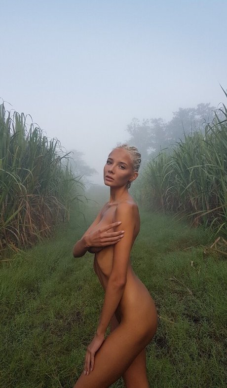 Yan Mcline model adult pictures