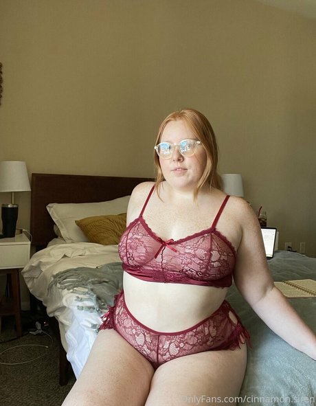 cinnamon siren nudes model photo