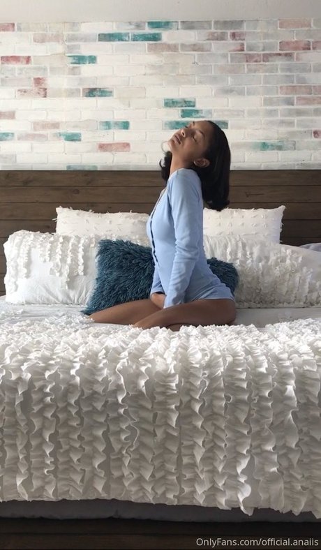 Official Anaiis nude model photos