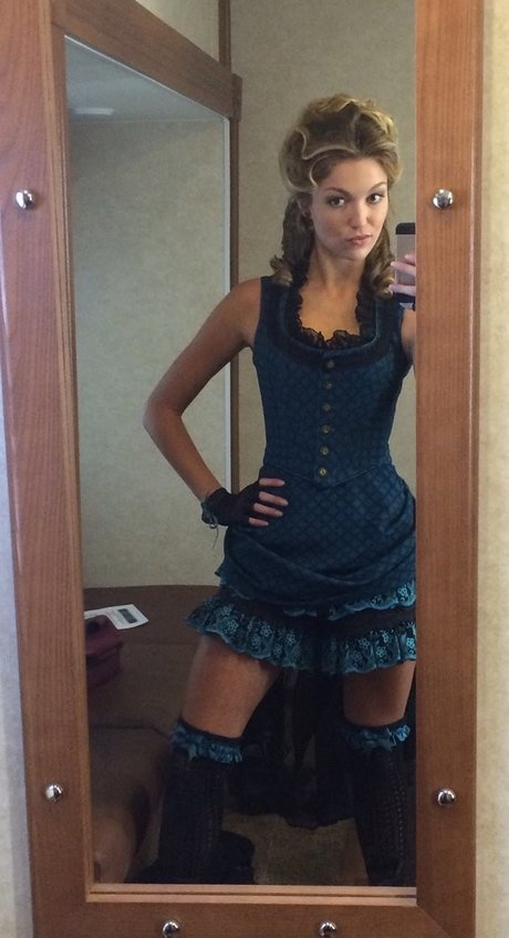 Lili Simmons model xxx pic