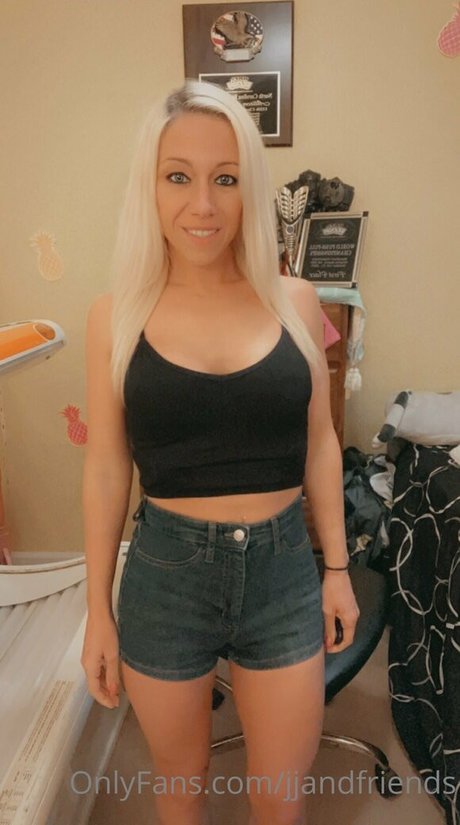 busty mom onlyfans free image