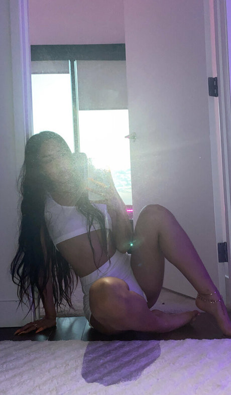 wetaja nude star img