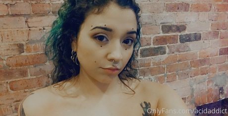 acidaddict star naked photo