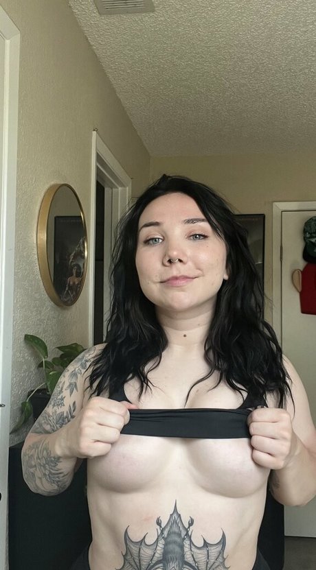 Glizzy McGuire erotic model img