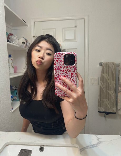 itskikiluo nude pornstar picture