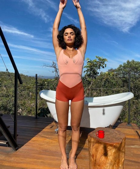 Giovana Cordeiro model art pics