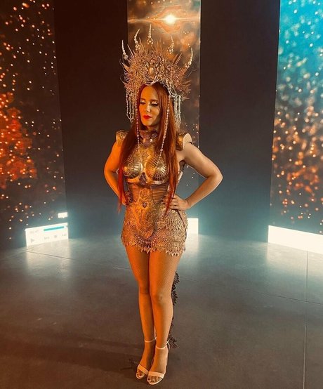 Simone Simons exclusive model pic