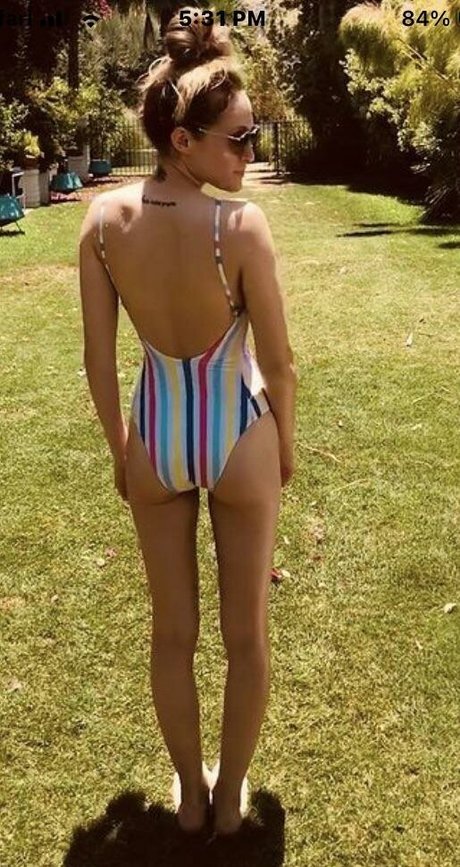 Carly Chaikin free pornstar images