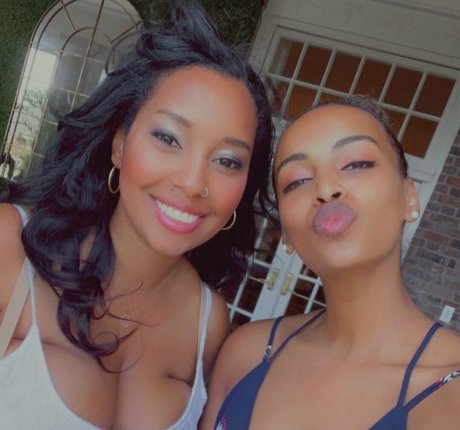 lesbian kissing onlyfans hot sexy pics