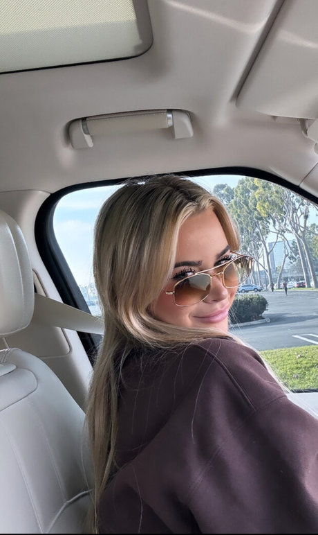 Em1ly El1zabeth hot pornstar pics