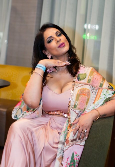 Minakshie Sethii pretty pornstar gallery