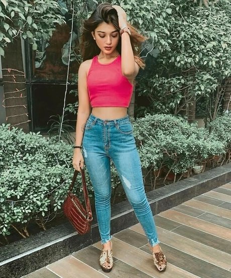 Ridhima Bisht star free pictures