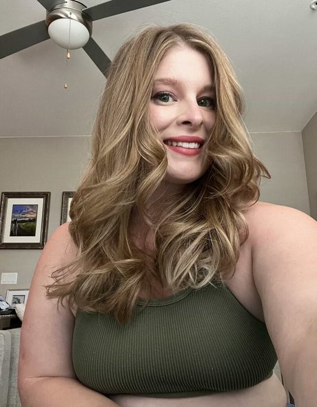 Curvy Krysta nice actress photo