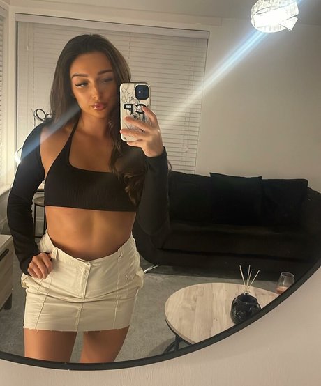 Chloe Panchal sex model picture