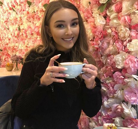 Chloe Panchal porn actress pic