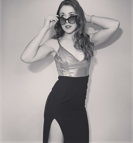 Gina Louise Phillips erotic model pic